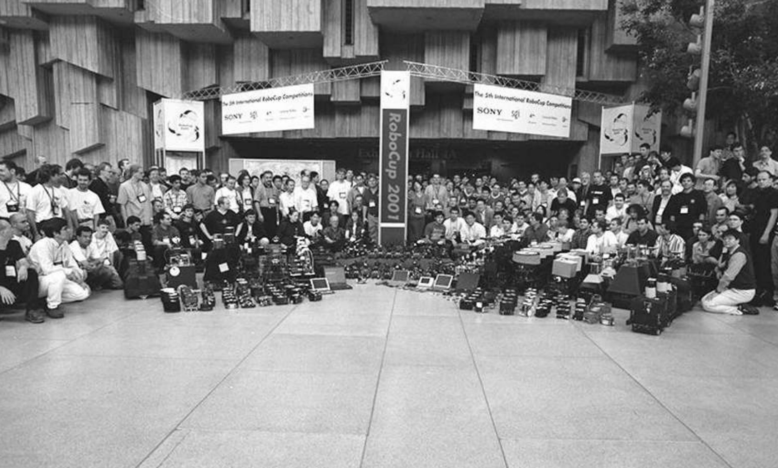 RoboCup 2001 participating people and robots. Seattle, August 2001.